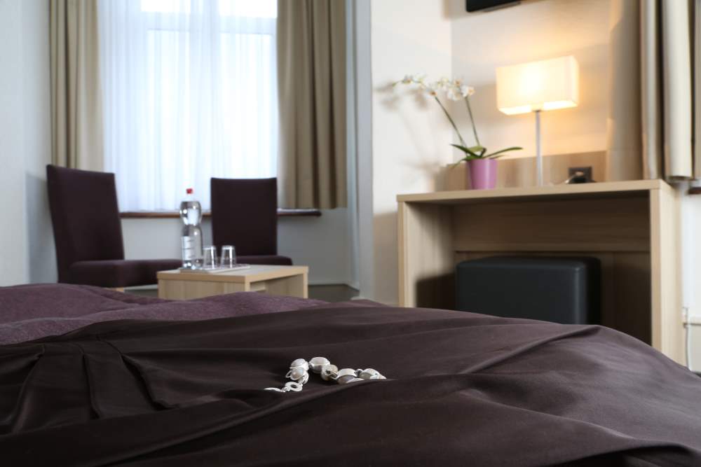位于因特拉肯的Lötschberg酒店的现代化舒适客房。