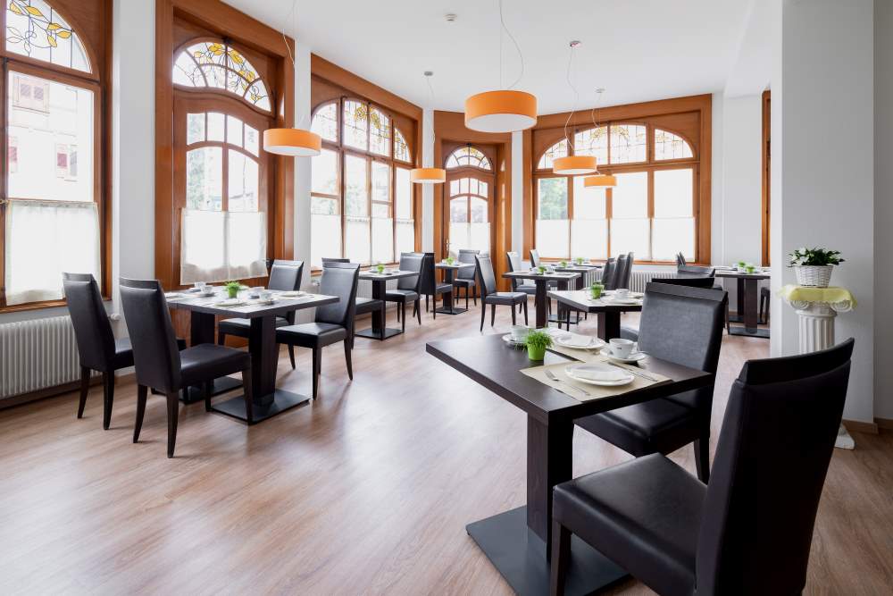 Der neue Frühstückssaal des Hotel Lötschberg in Interlaken, Schweiz